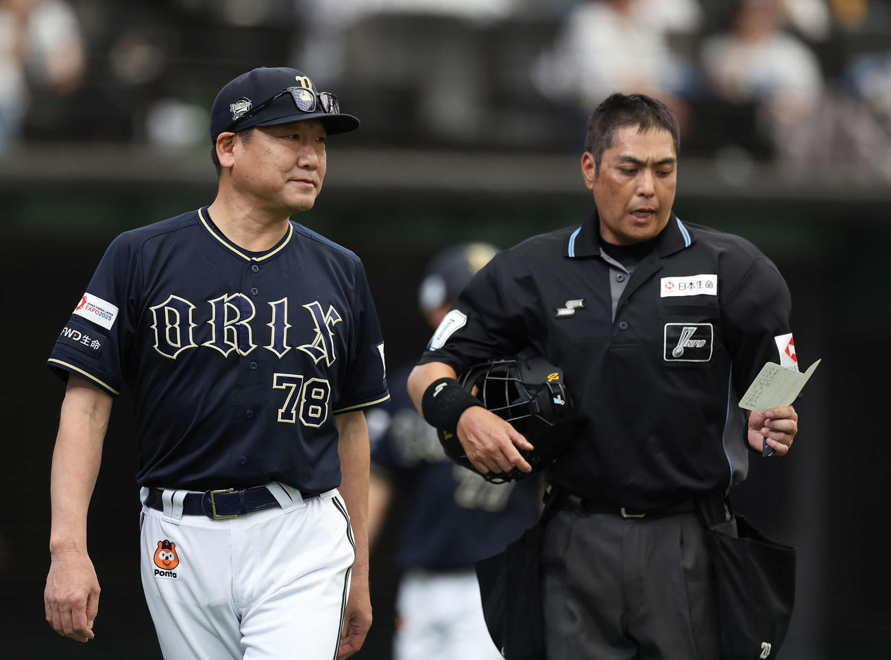 西武対オリックス　4回表を終え、選手交代を告げる中嶋監督（左）（撮影・河田真司）