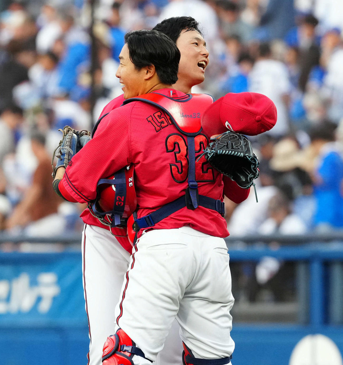 DeNA対広島　DeNAに勝利し捕手石原（右）と抱き合って喜ぶ広島栗林（撮影・たえ見朱実）