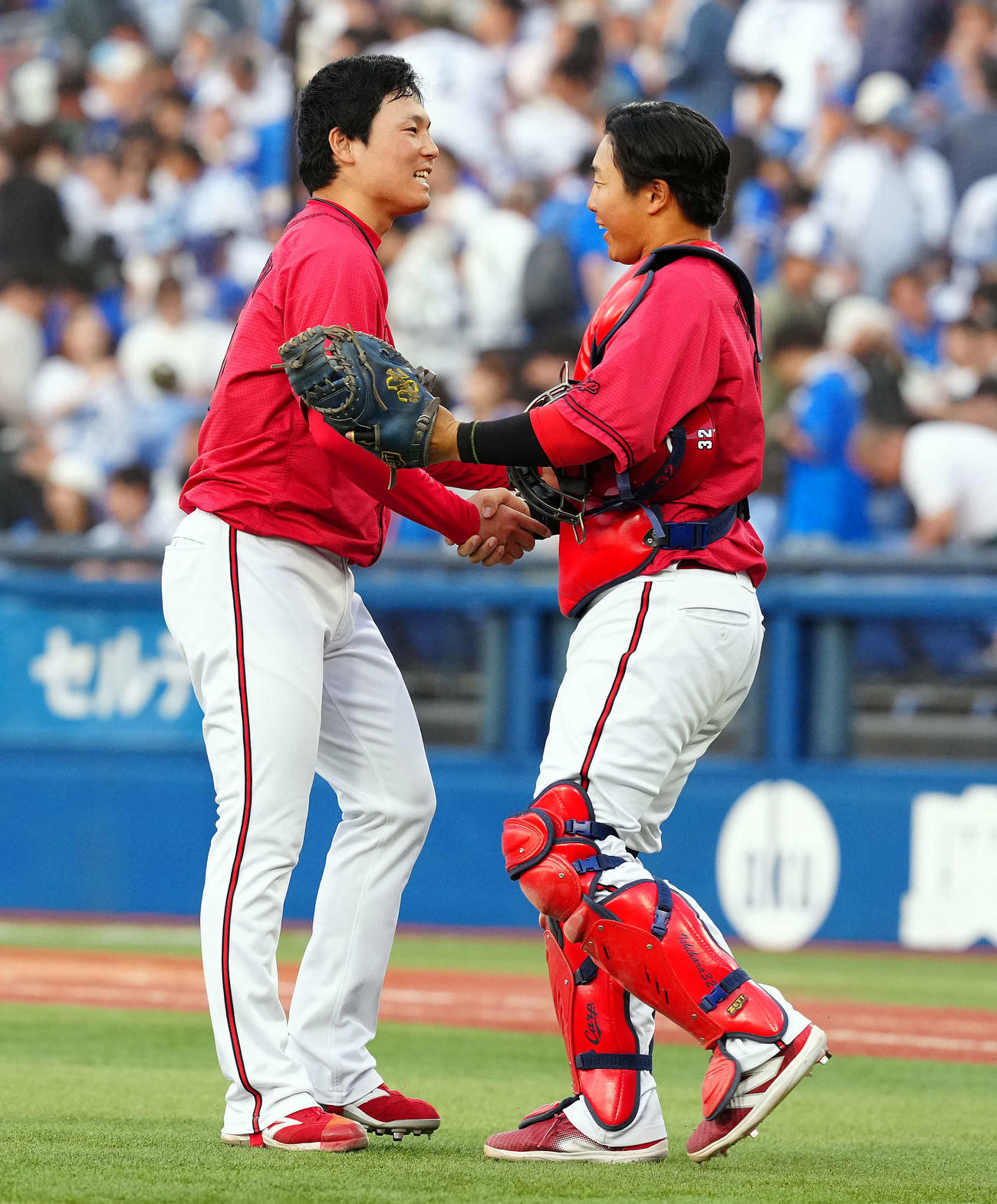 DeNA対広島　DeNAに勝利し捕手石原（右）と握手を交わす広島栗林（撮影・たえ見朱実）