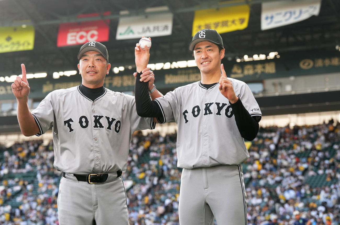 阪神対巨人　プロ初勝利を挙げ、ウイニングボールを手に阿部監督（左）に祝福される巨人西舘（撮影・菅敏）