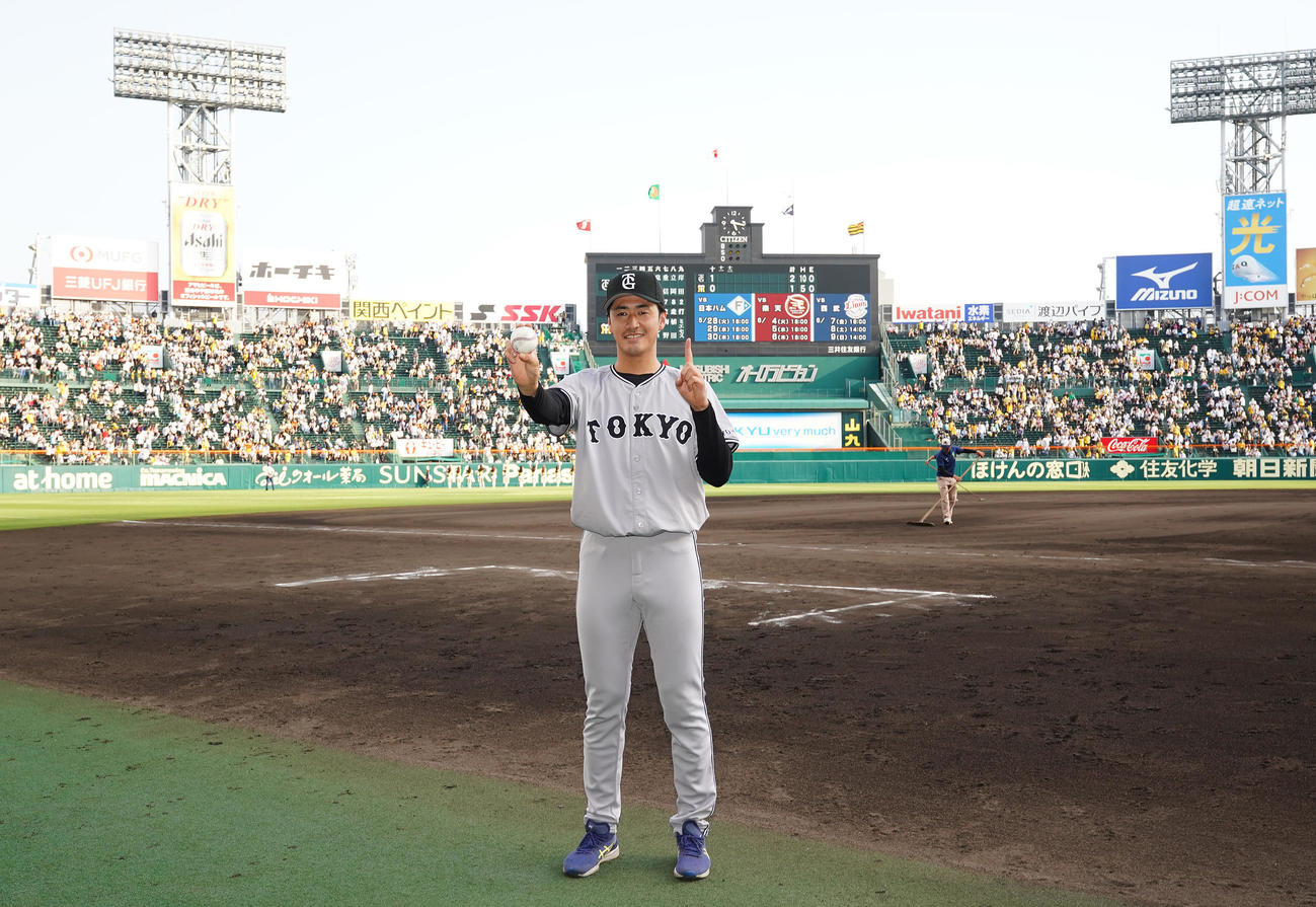 阪神対巨人　プロ初勝利を挙げ、ウイニングボールを手に笑顔を見せる巨人西舘（撮影・菅敏）