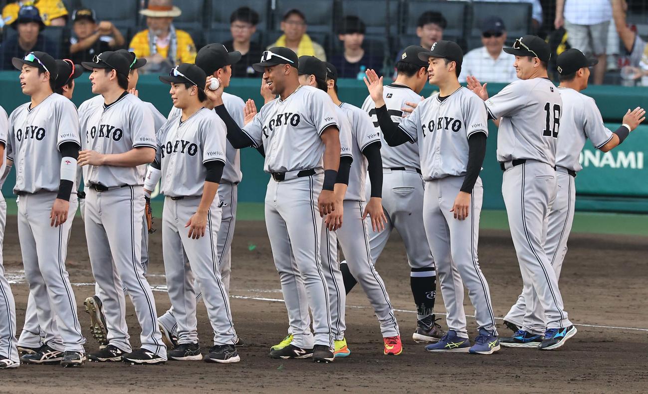 阪神対巨人　プロ初勝利した西舘（右から3人目）はナインとハイタッチをする（撮影・上田博志）