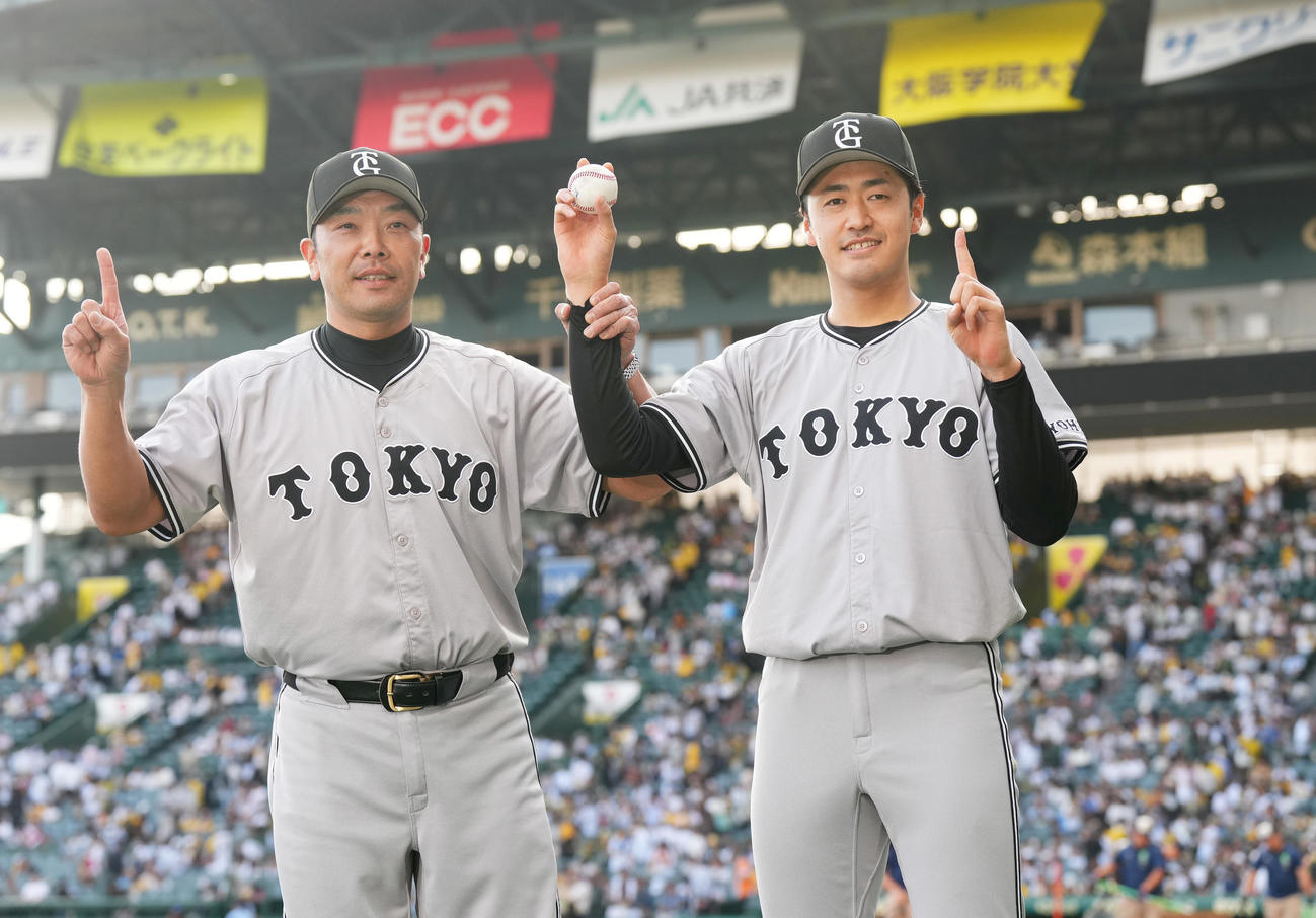 阪神対巨人　プロ初勝利を挙げ、ウイニングボールを手に阿部監督（左）と記念撮影する巨人西舘（撮影・菅敏）