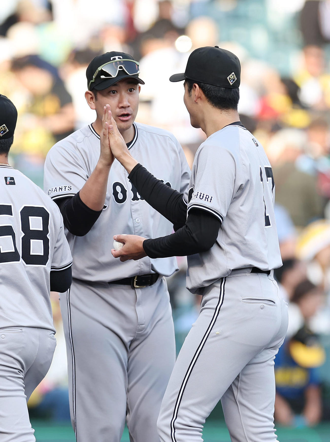 阪神対巨人　阪神に逆転勝利し、タッチを交わす巨人菅野（左）と西舘（撮影・前田充）