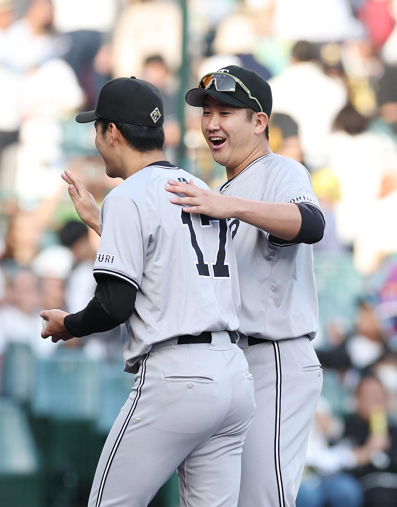 阪神対巨人　阪神に逆転勝利し、タッチを交わす巨人西舘（左）と菅野（撮影・前田充）