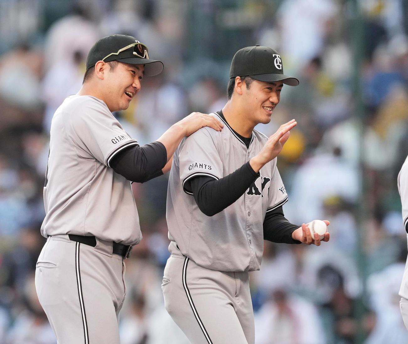 阪神対巨人　プロ初勝利を挙げ、菅野（左）に祝福される巨人西舘（撮影・菅敏）