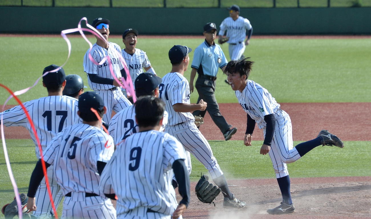 仙台大対東北福祉大　最後の打者を空振り三振に切って取った仙台大・渡辺一（右）のもとに駆け寄る仙台大ナイン（撮影・濱本神威）