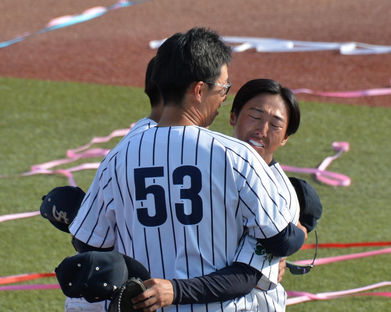 仙台大対東北福祉大　試合を決めた仙台大・渡辺（右）は、小野寺コーチと抱き合い、感極まって涙（撮影・濱本神威）