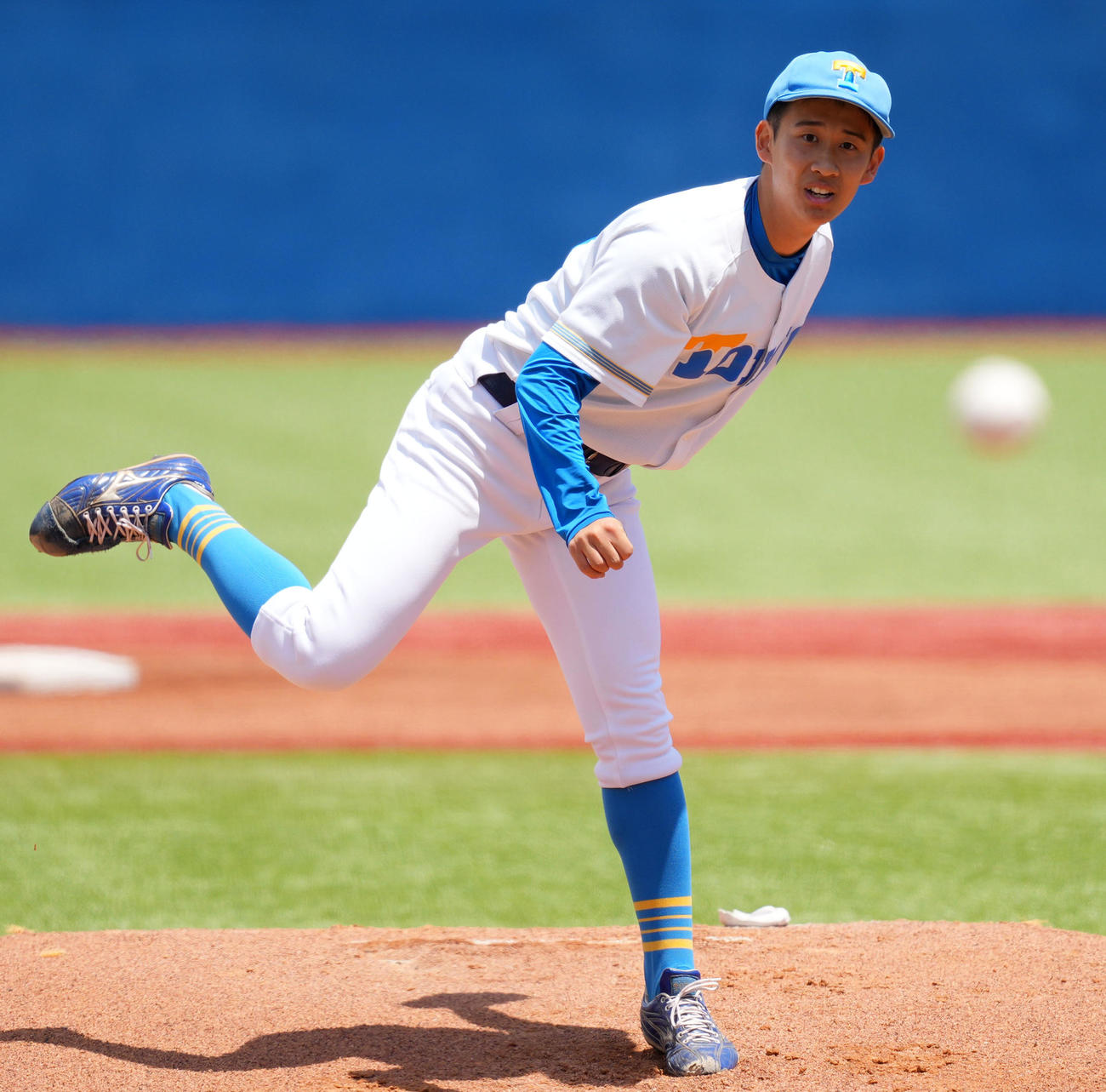 立大対東大　力投する東大先発の長谷川（撮影・横山健太）