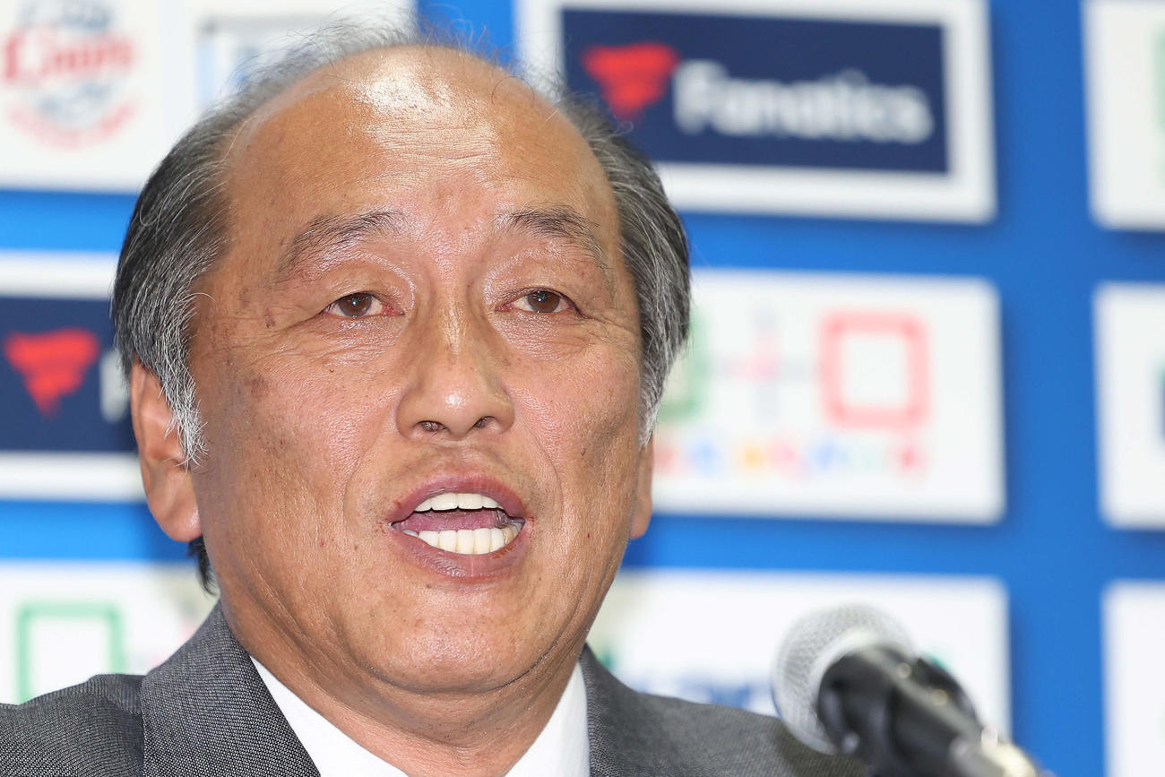 監督代行を務めることを報告する西武渡辺GM（撮影・河田真司）