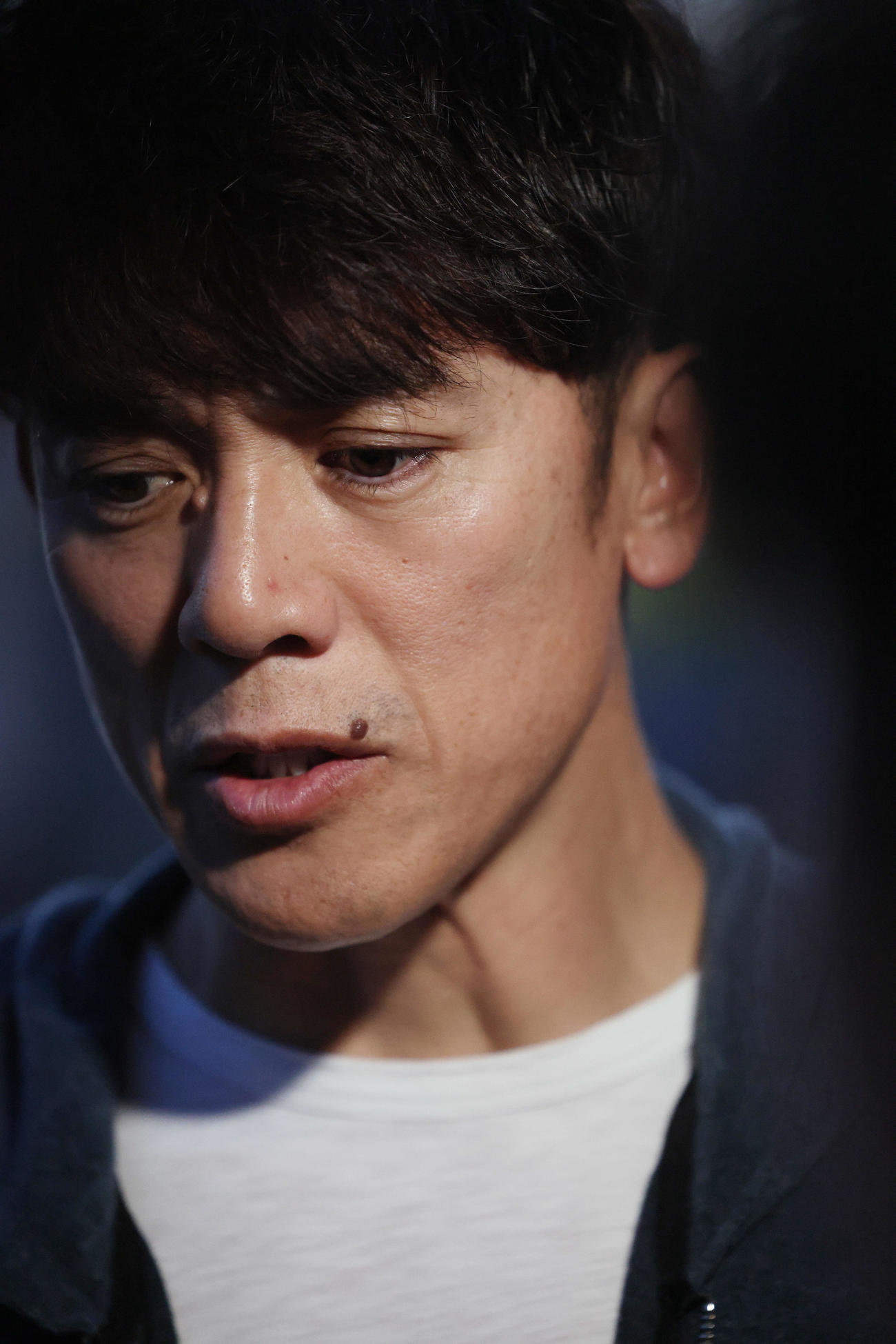 試合後、記者の質問に答える西武松井監督（撮影・河田真司）