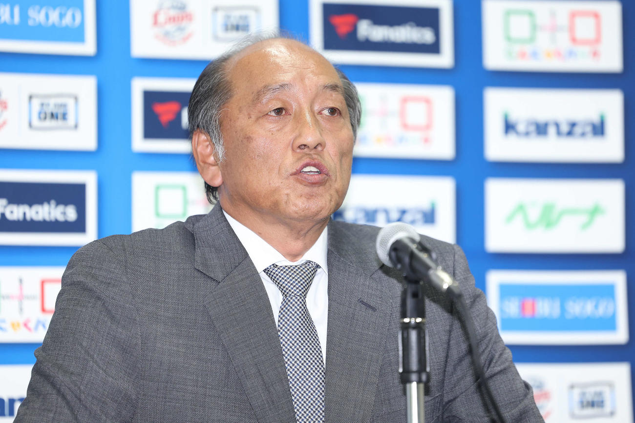 会見に臨む西武渡辺GM（撮影・河田真司）