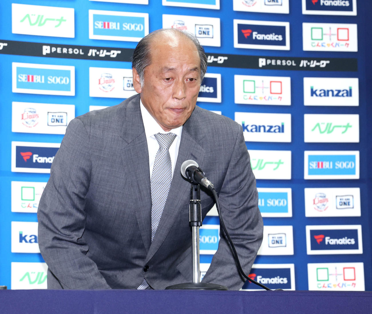 会見に臨む西武渡辺GM（撮影・河田真司）