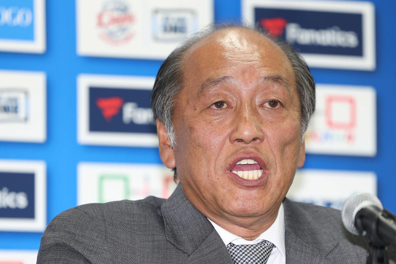 試合後、監督代行を務めることを報告する西武渡辺GM（撮影・河田真司）