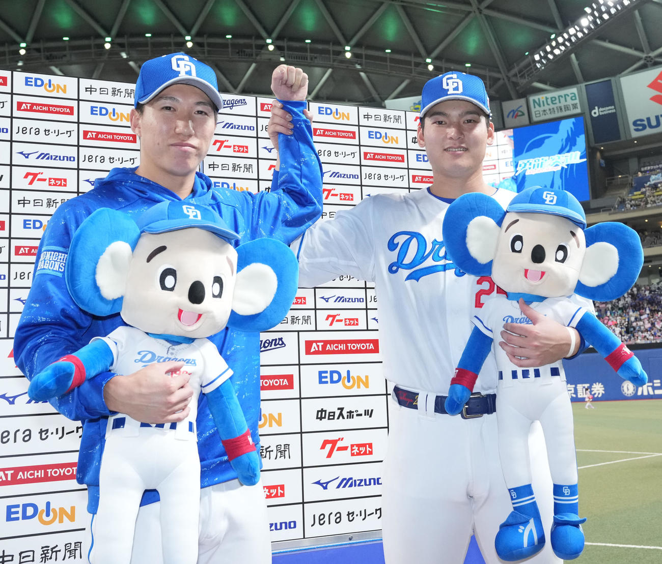 中日対ヤクルト　ヒーローインタビューを終えポーズを決める橋本（左）と石川昂（撮影・森本幸一）