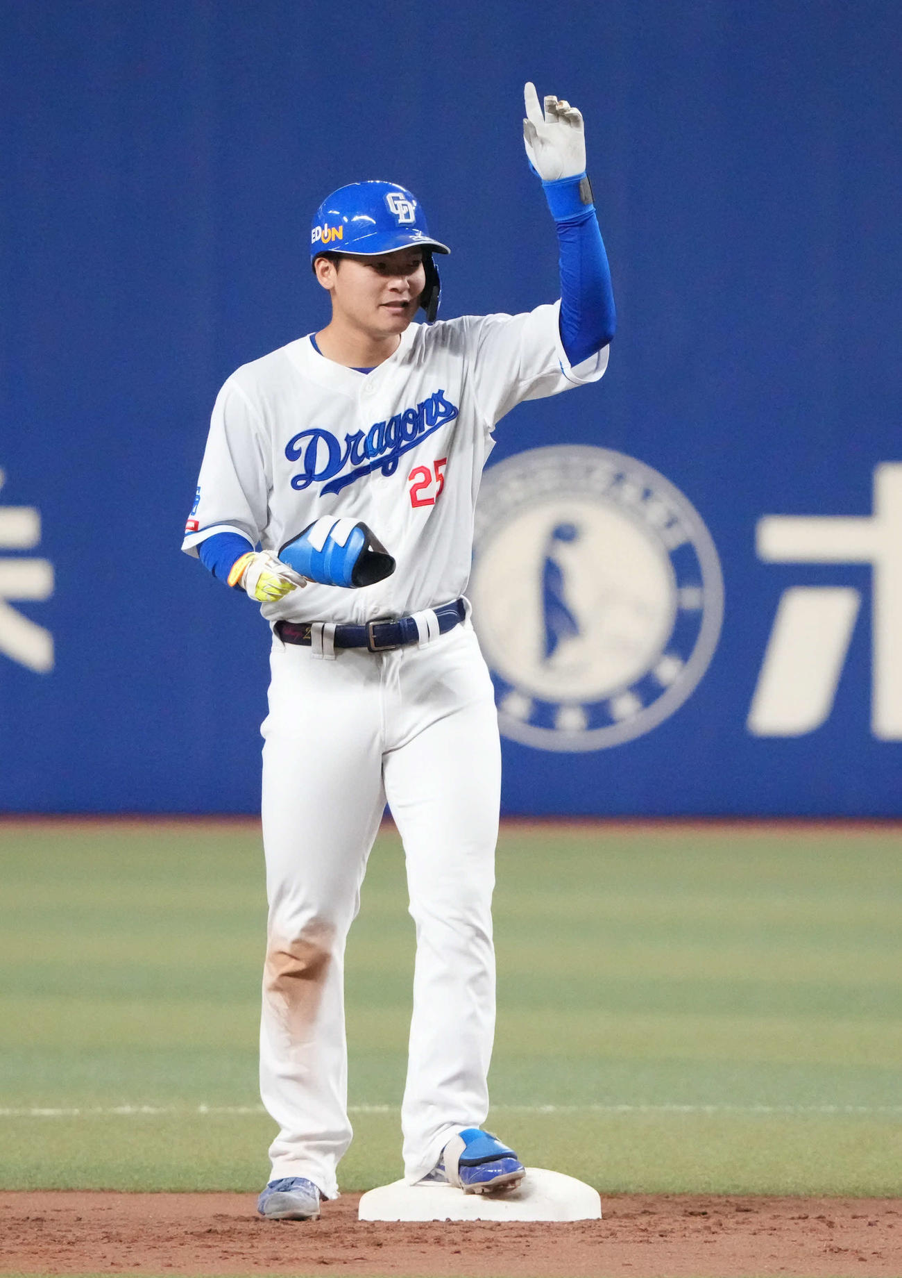 中日対ヤクルト　3回裏中日無死一塁、左適時二塁打を放った石川昂（撮影・森本幸一）