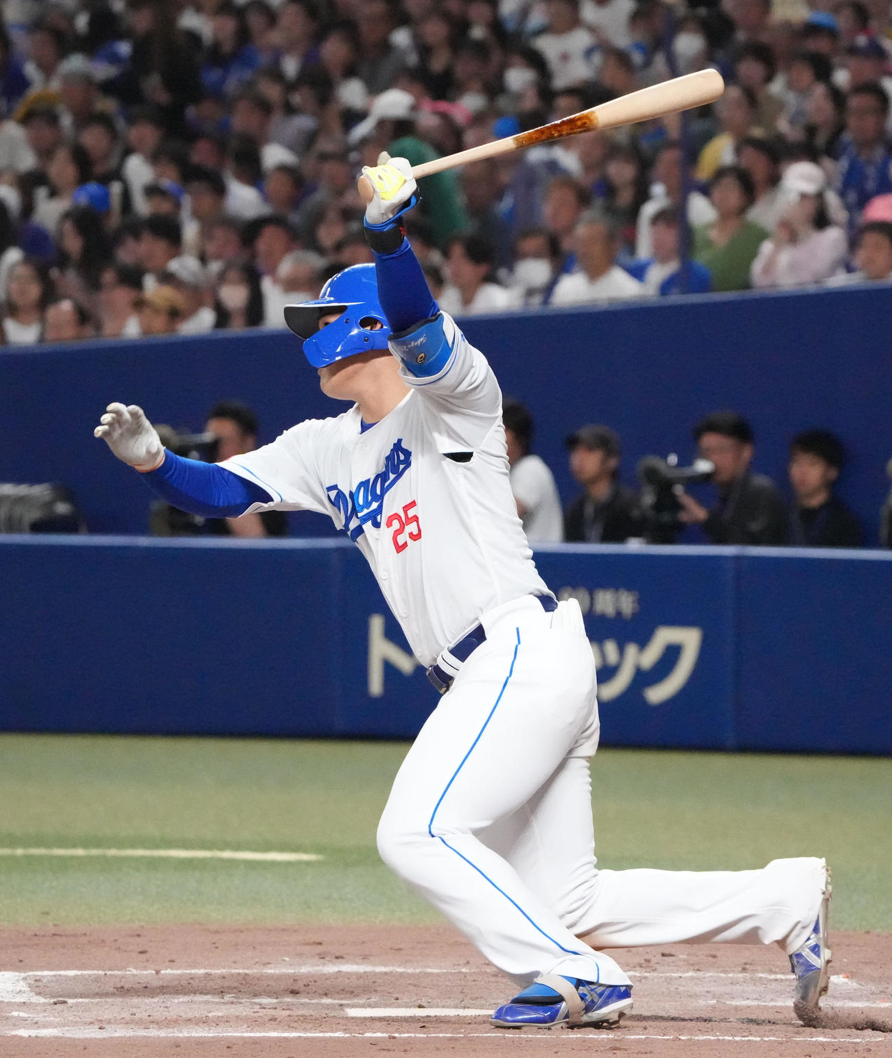 中日対ヤクルト　3回裏中日無死一塁、左適時二塁打を放つ石川昂（撮影・森本幸一）