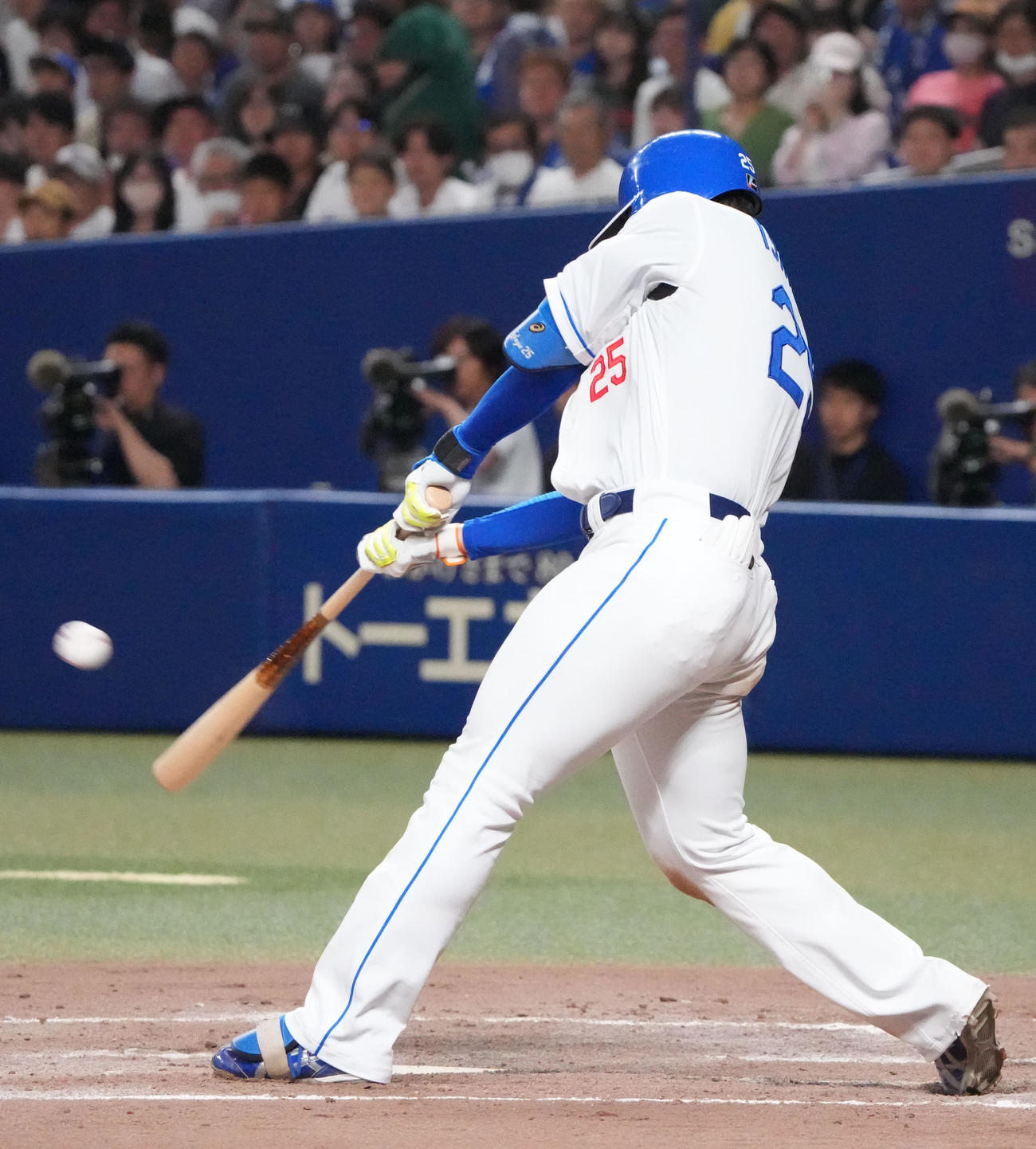 中日対ヤクルト　3回裏中日無死一塁、左適時二塁打を放つ石川昂（撮影・森本幸一）