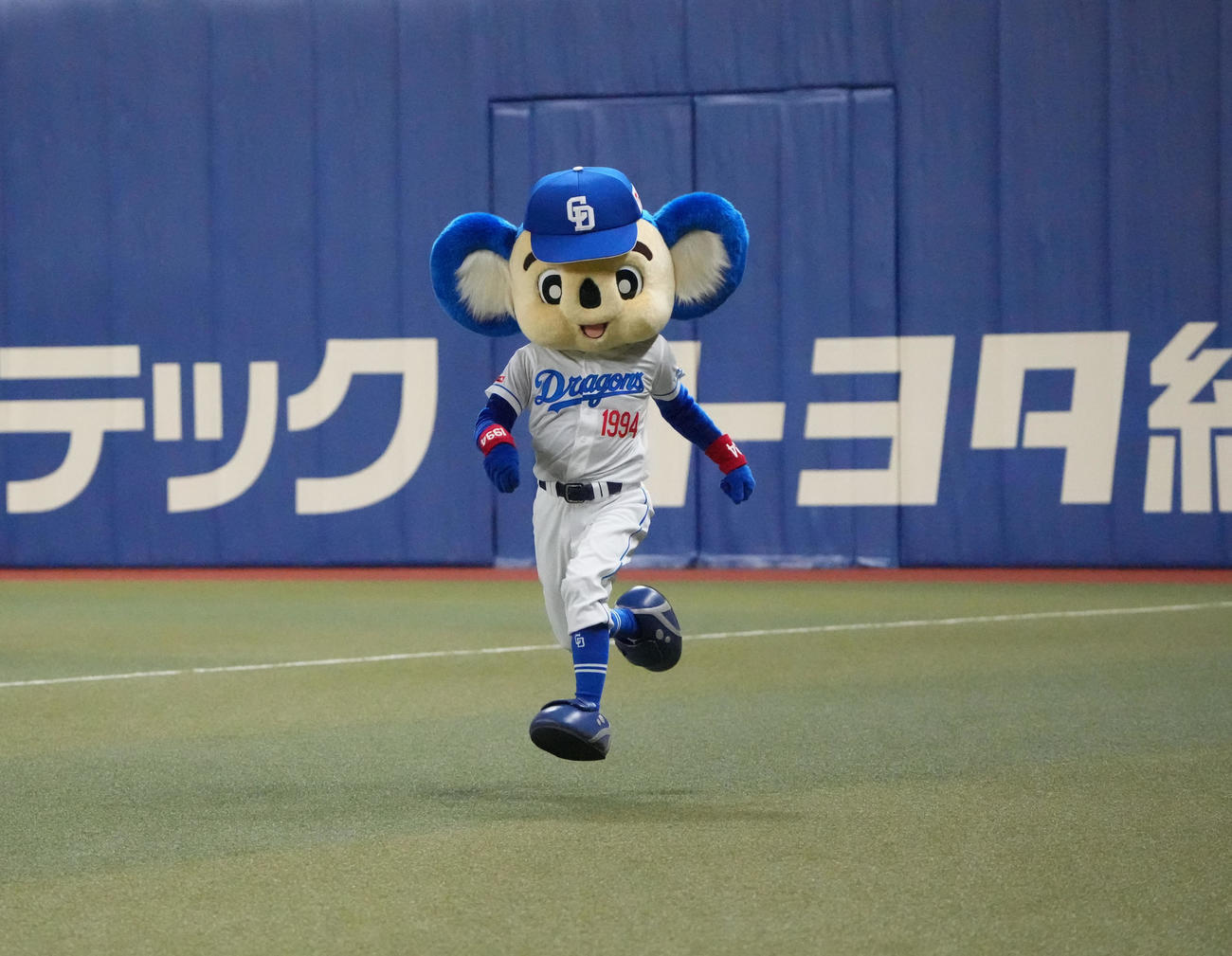 中日対ヤクルト　3年ぶりに復活したバック転タイムで助走に入るドアラ（撮影・森本幸一）