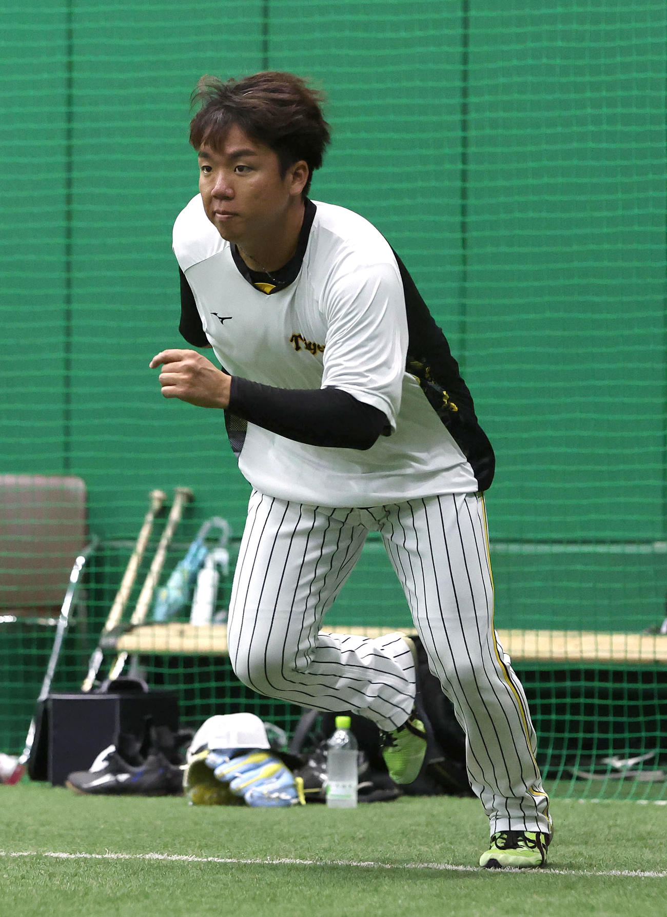 ダッシュする村上（撮影・白石智彦）