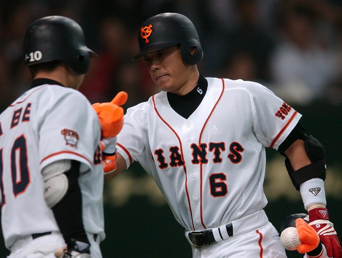 04年の巨人在籍時、本塁打を打ち阿部に迎えられる小久保