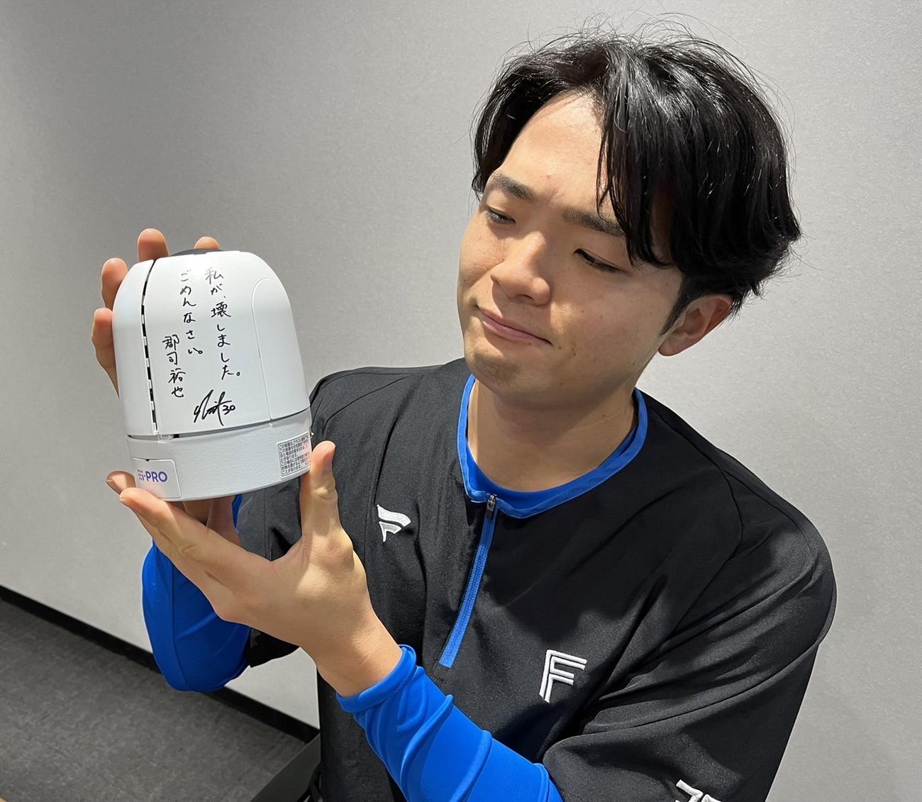 自ら破壊したカメラに「私が壊しました。ごめんなさい」と書き添えた日本ハム郡司（球団提供）