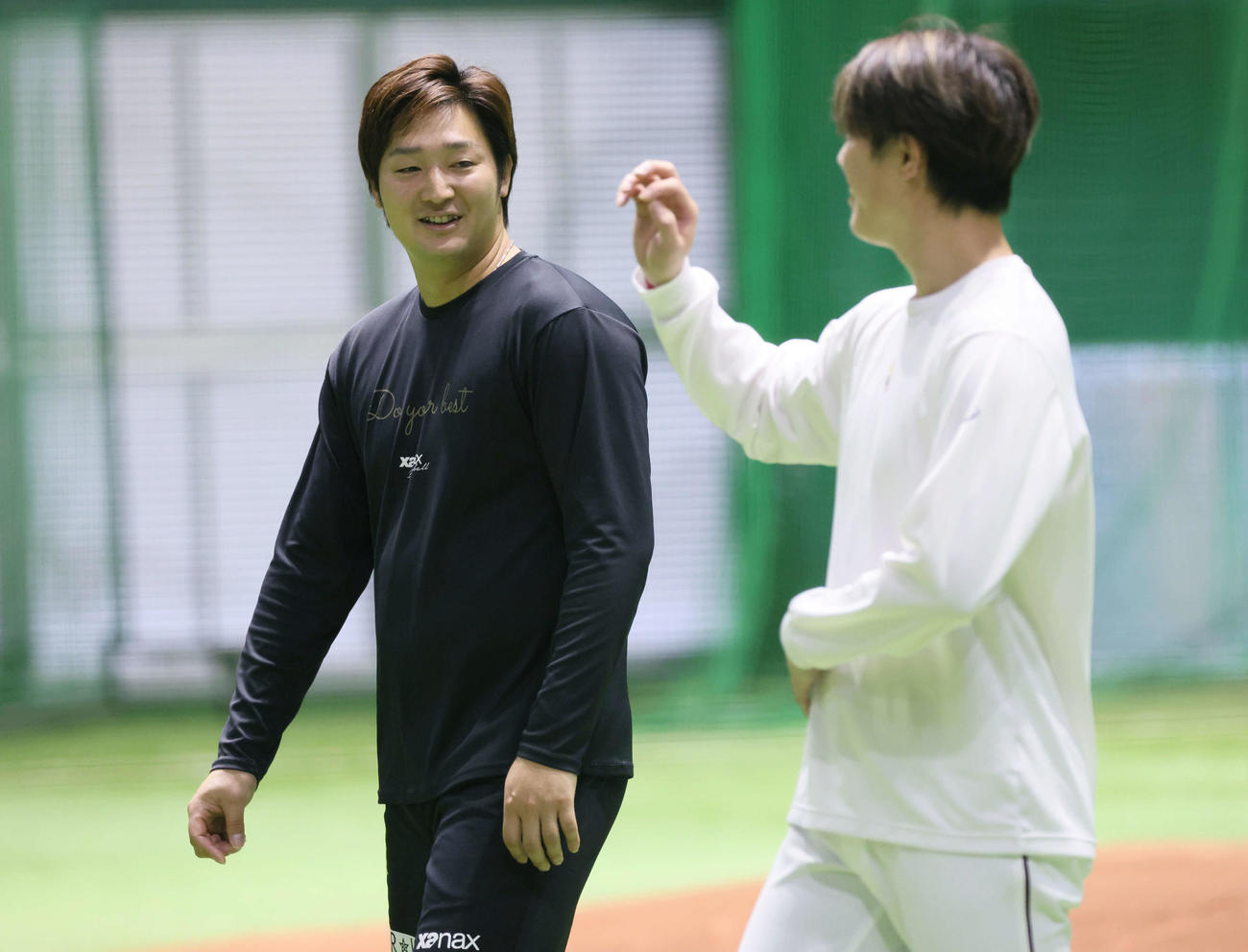 投手指名練習中、笑顔をみせる広島床田（左）と森下（撮影・加藤孝規）