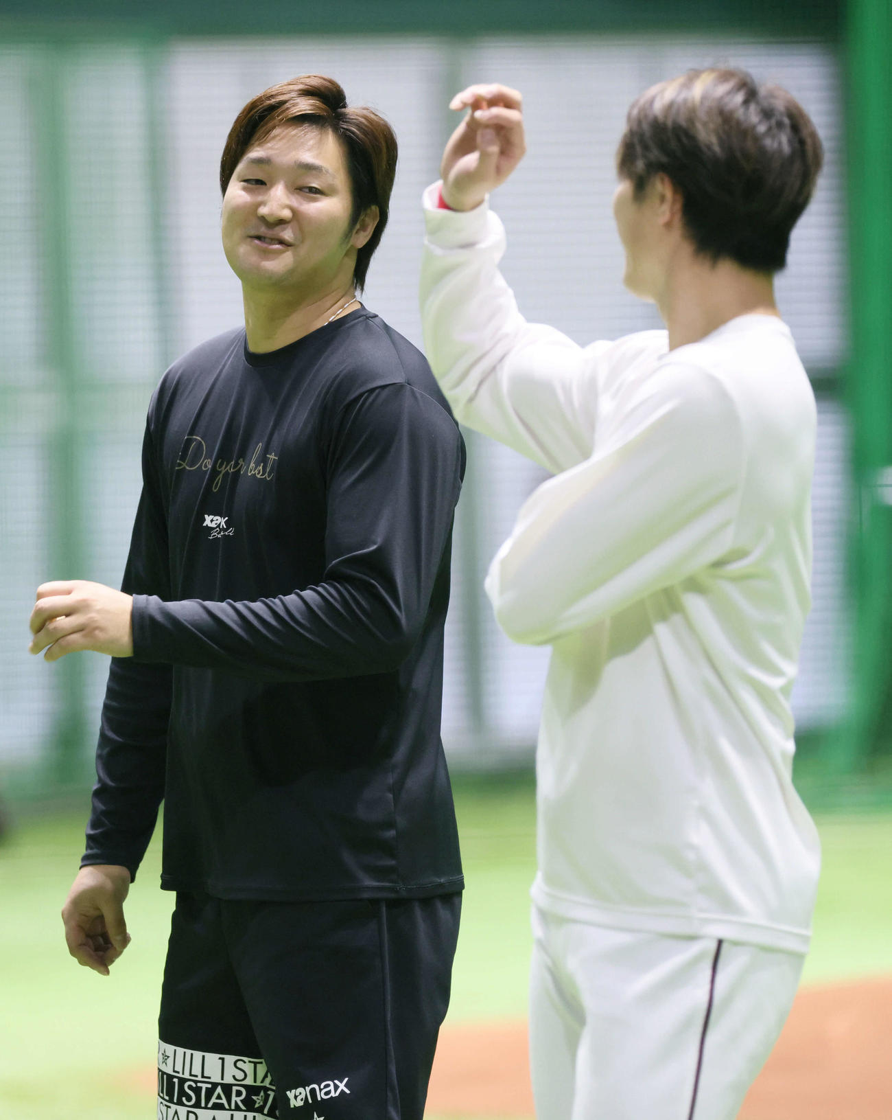投手指名練習中、笑顔をみせる広島床田（左）と森下（撮影・加藤孝規）