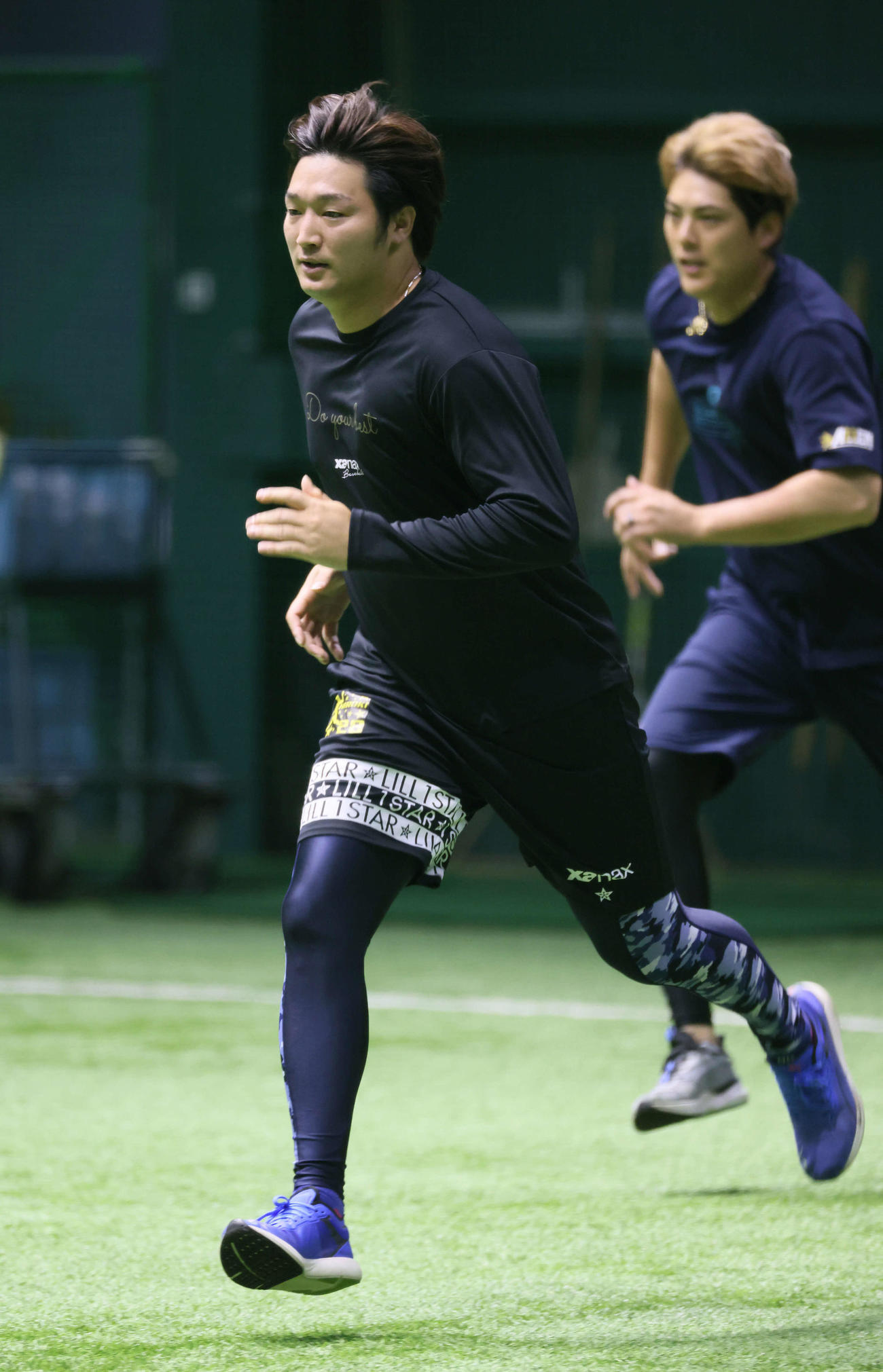 投手指名練習で走り込む広島床田と九里（右）（撮影・加藤孝規）