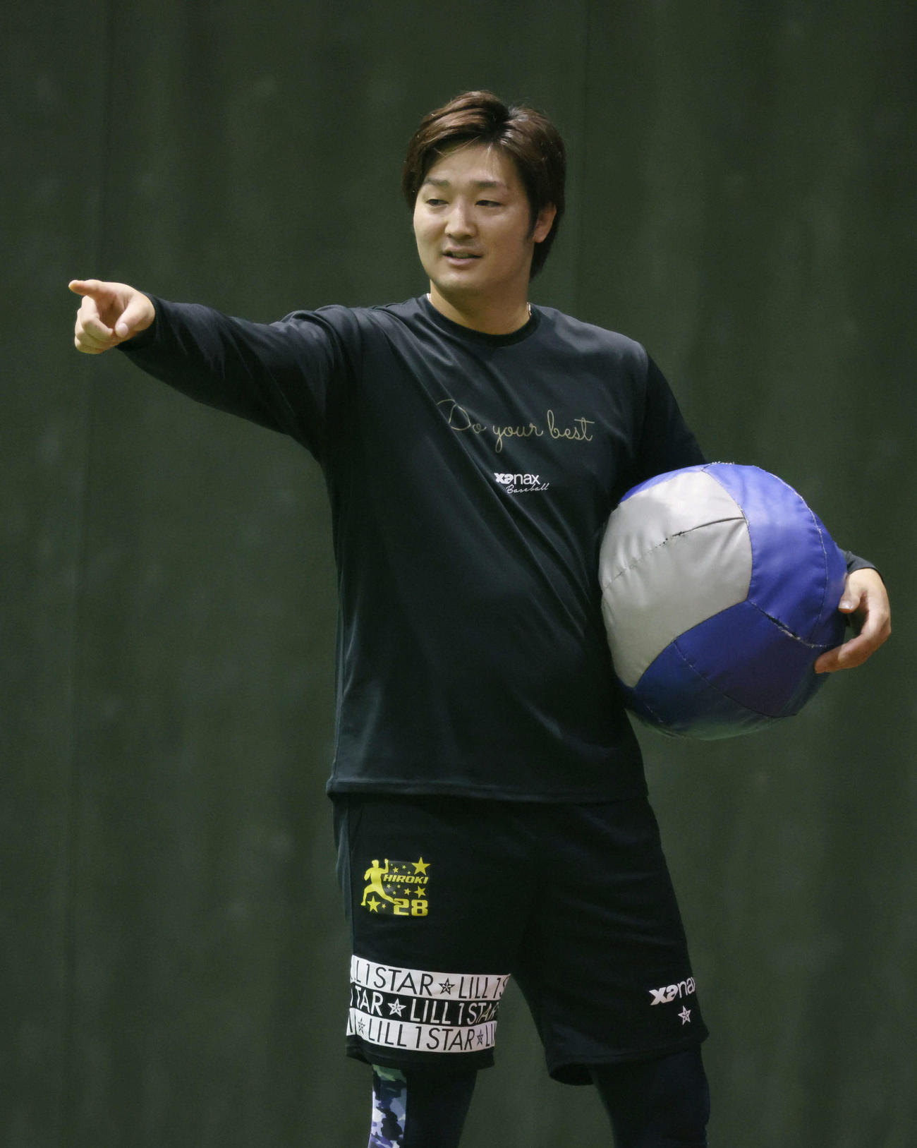 投手指名練習でメディシンボールを使う広島床田（撮影・加藤孝規）