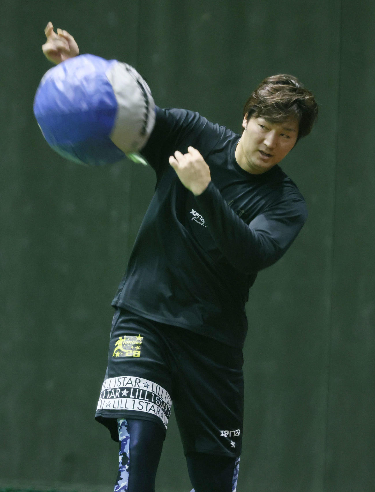 投手指名練習でメディシンボールを使う広島床田（撮影・加藤孝規）