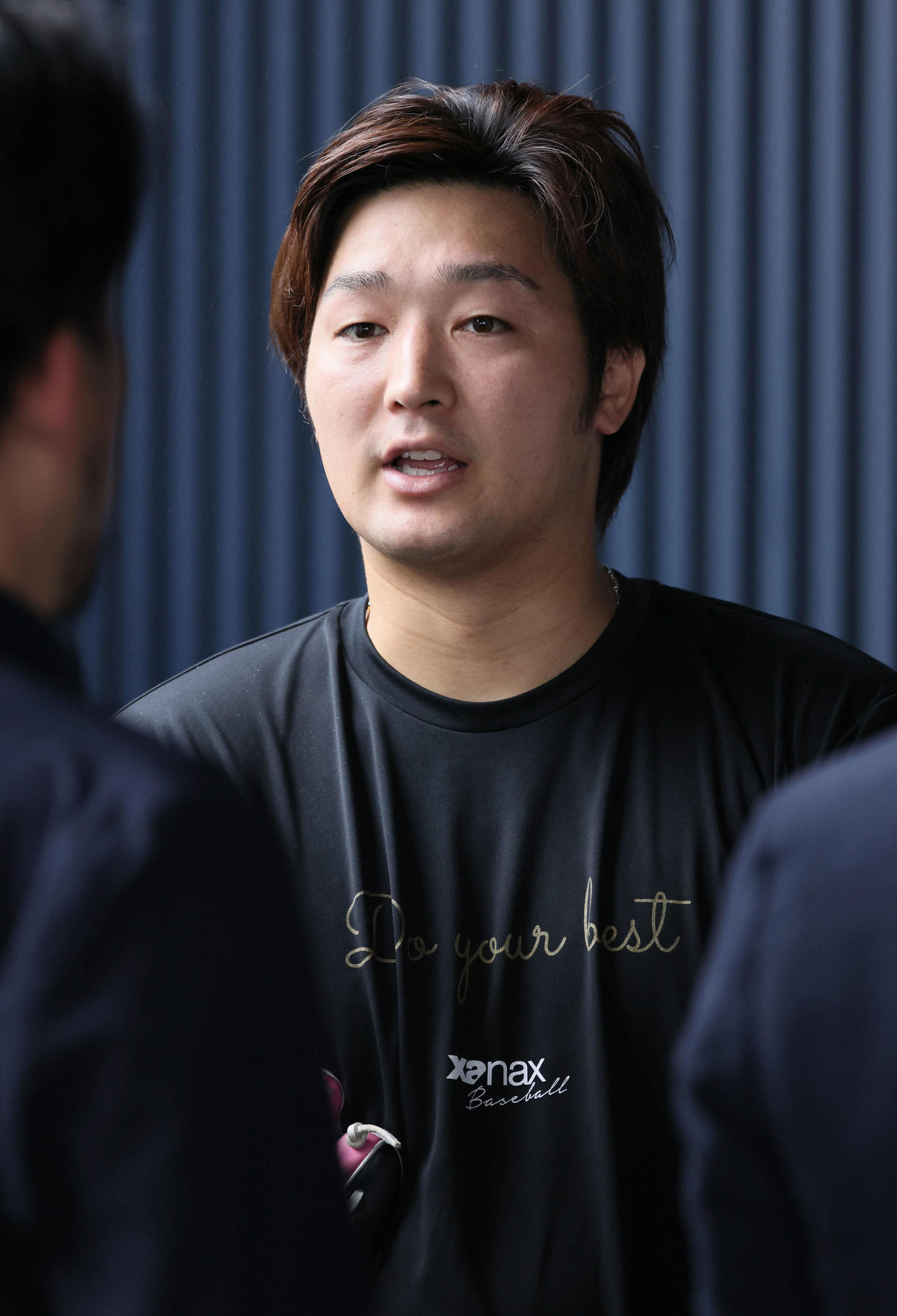 投手指名練習後、囲み取材に応じる広島床田（撮影・加藤孝規）