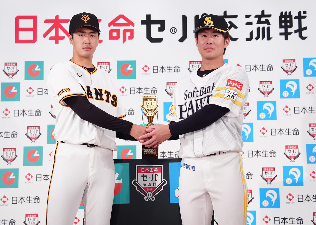 「日本生命セ・パ交流戦」開幕記者会見後、握手を交わす巨人西舘（左）とソフトバンク川村（撮影・江口和貴）