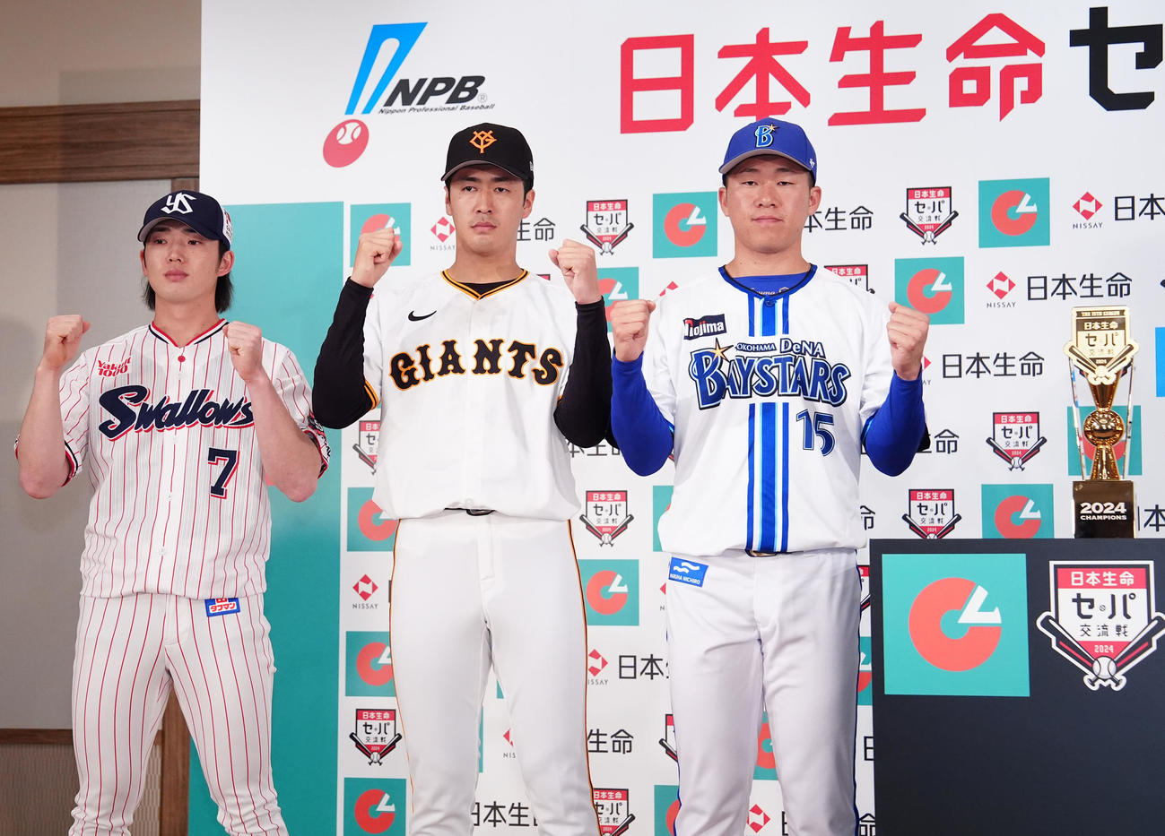 「日本生命セ・パ交流戦」開幕記者会見で写真に納まる選手たち。左からヤクルト長岡、巨人西舘、DeNA徳山（撮影・江口和貴）
