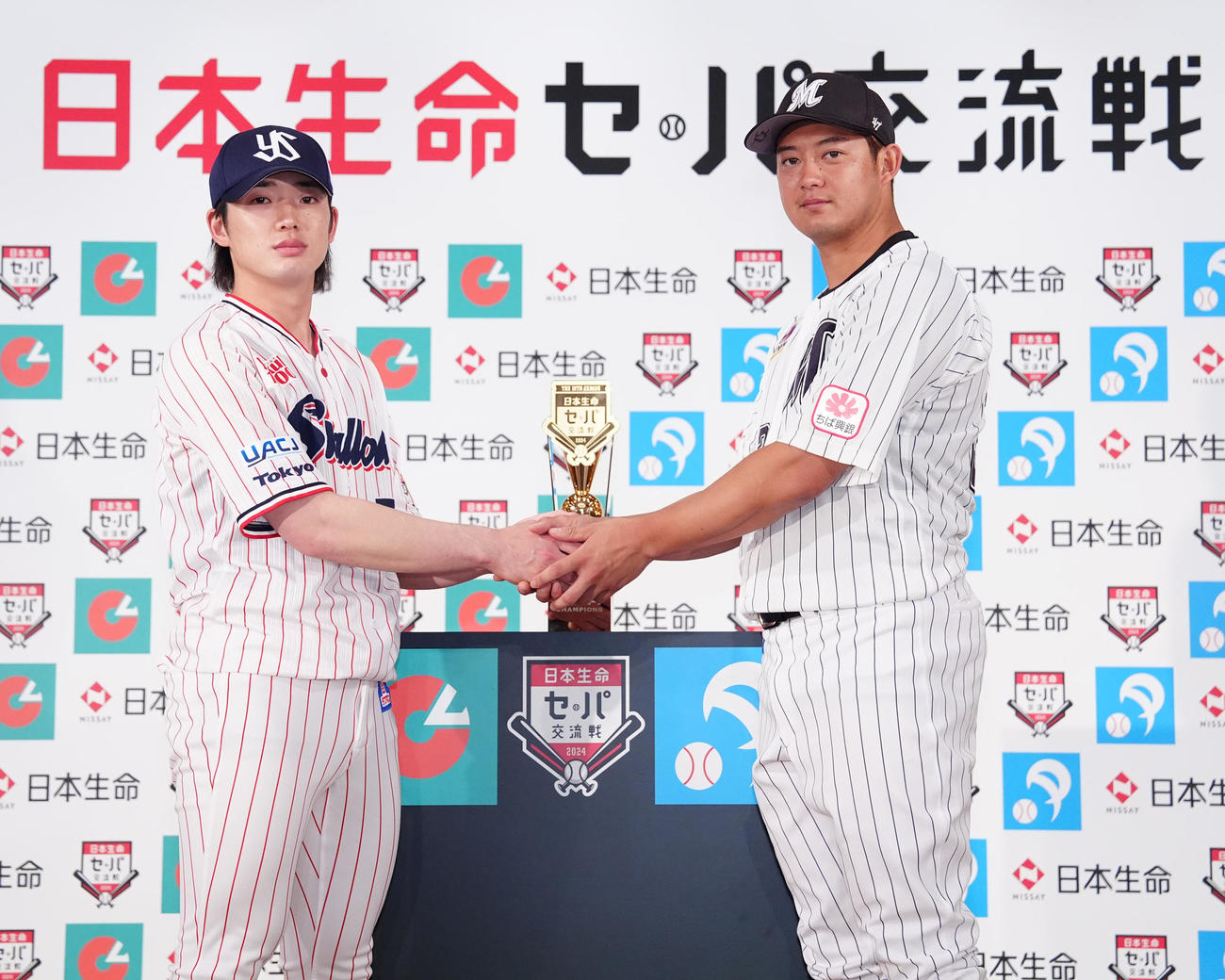 「日本生命セ・パ交流戦」開幕記者会見後、握手を交わすヤクルト長岡（左）とロッテ佐藤（撮影・江口和貴）
