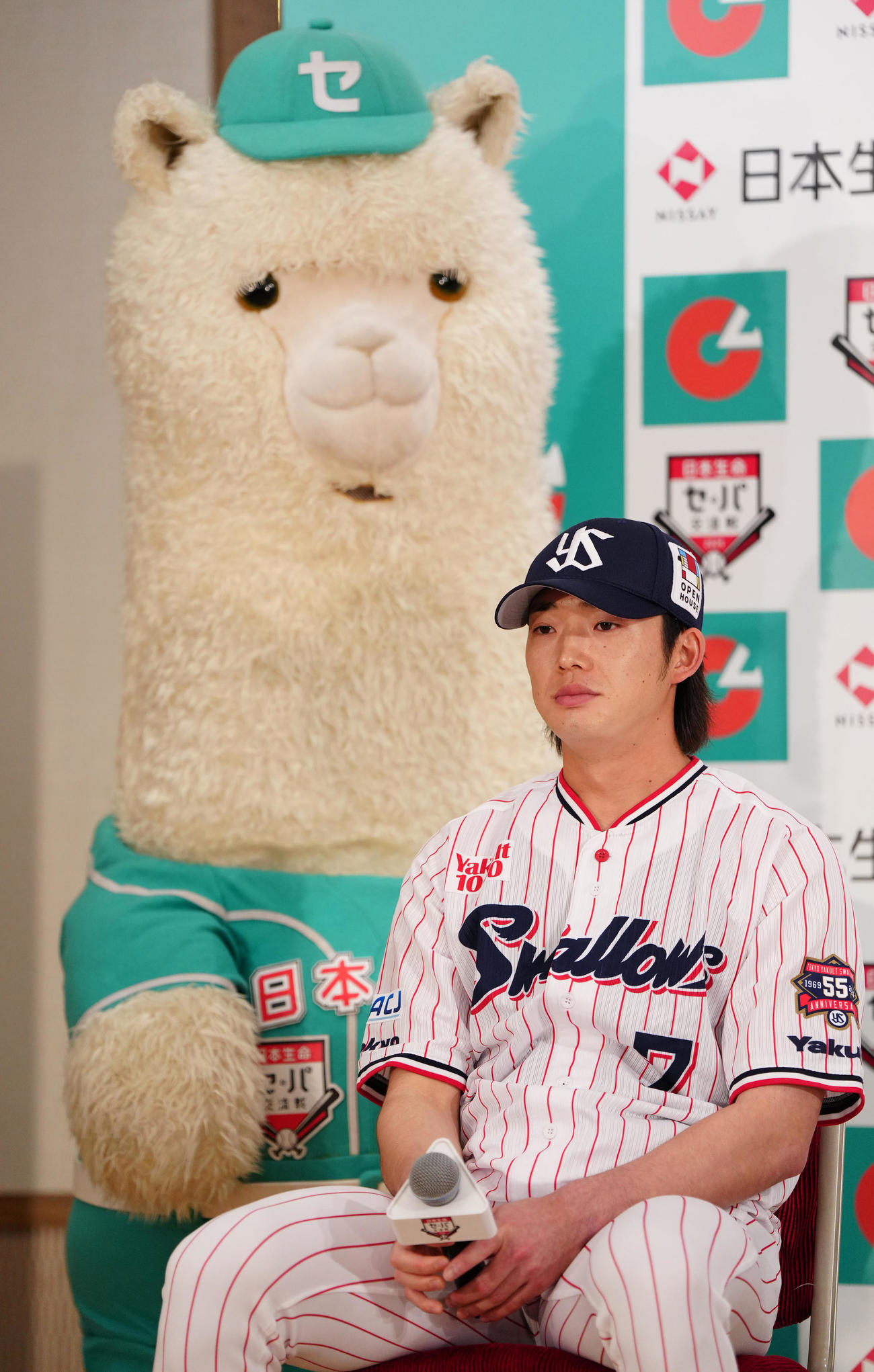 「日本生命セ・パ交流戦」開幕記者会見でのトークショーに臨むヤクルト長岡。左はセカくん（撮影・江口和貴）