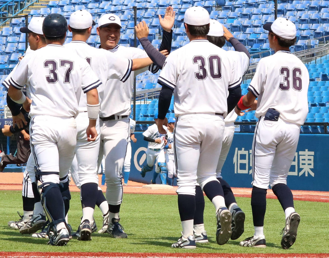 24日、青学大に勝利し喜ぶ中大ナイン