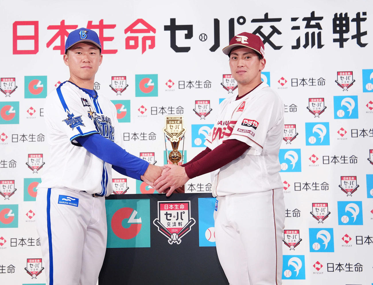 「日本生命セ・パ交流戦」開幕記者会見後、握手を交わすDeNA徳山（左）と楽天小郷（撮影・江口和貴）