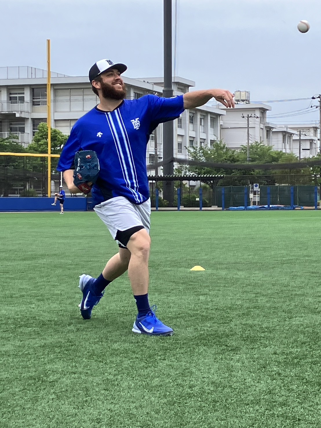 球団施設DOCKでキャッチボールするDeNAケイ（球団提供）