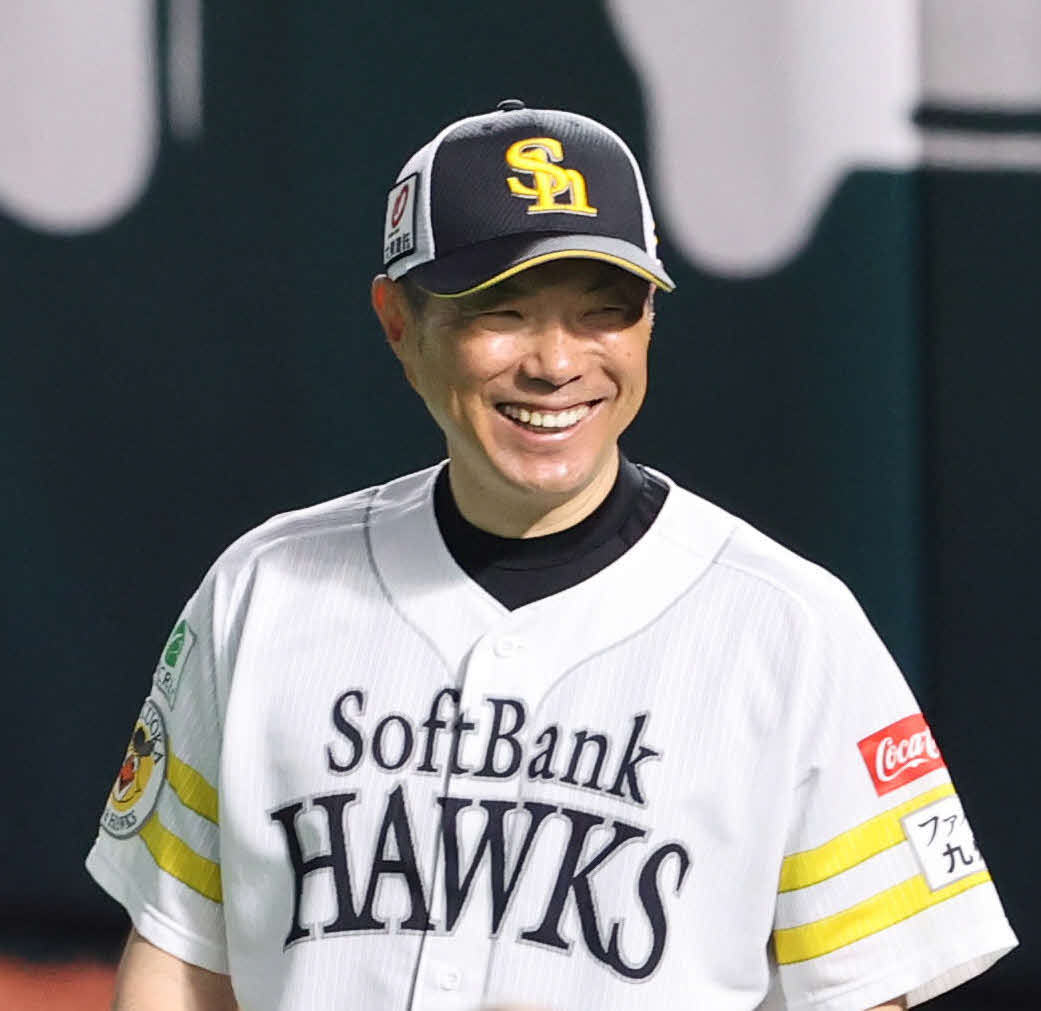 笑顔を見せるソフトバンク小久保監督（24年5月18日撮影）