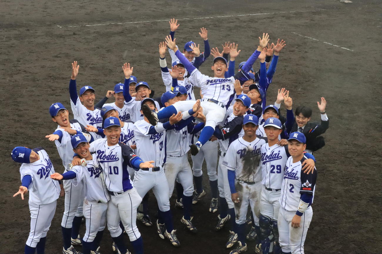 7季連続優勝を決めた東農大北海道ナインは完投勝利を挙げた神宮を胴上げする（撮影・保坂果那）