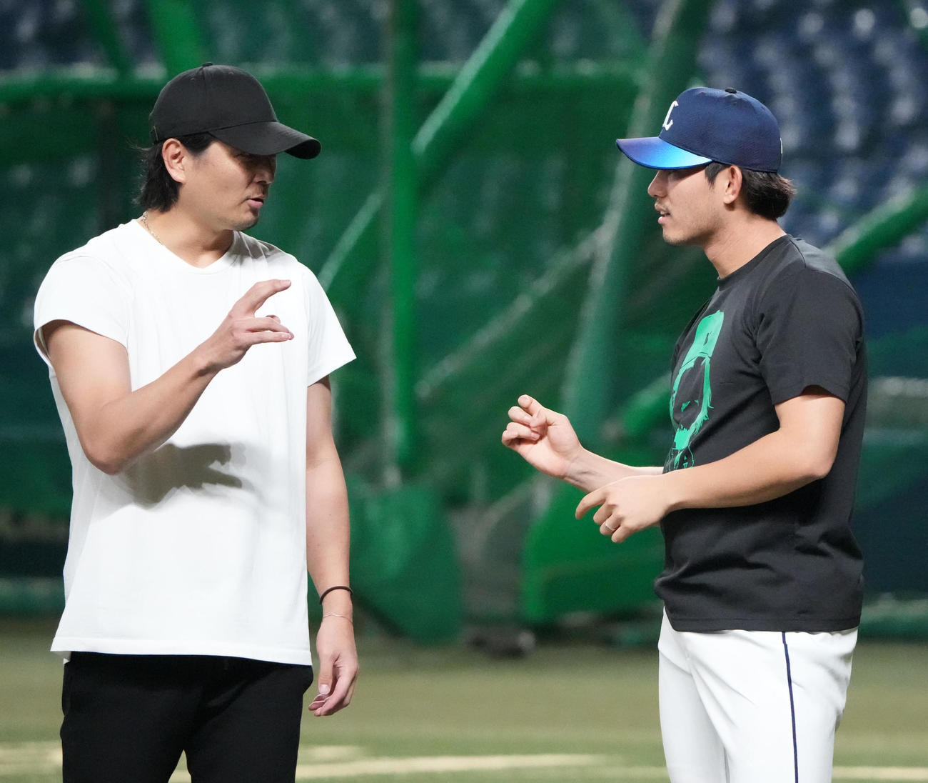 中日涌井と言葉を交わす西武今井（右）（撮影・森本幸一）