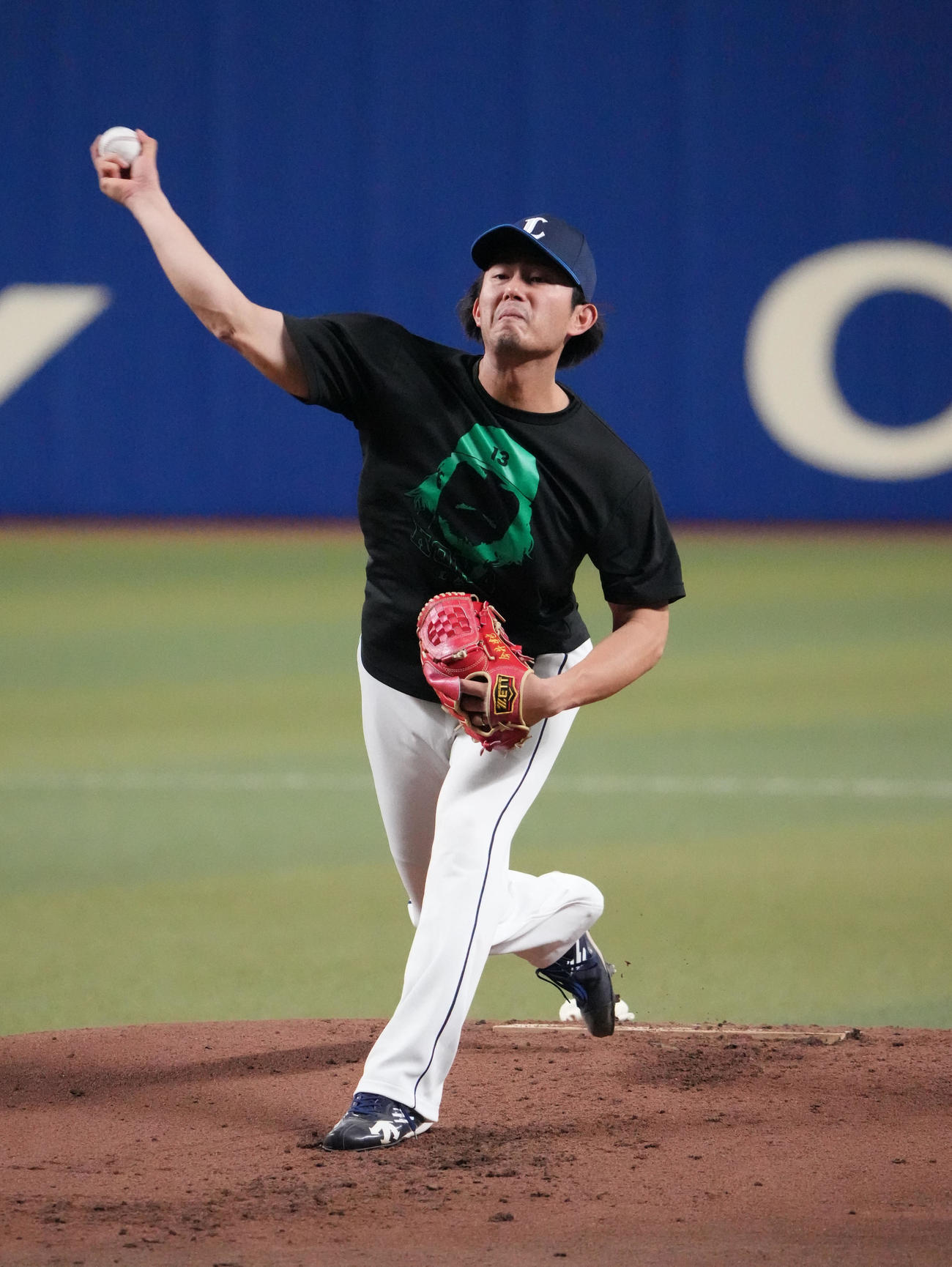 バンテリンドームのマウンドで投球練習をする今井（撮影・森本幸一）