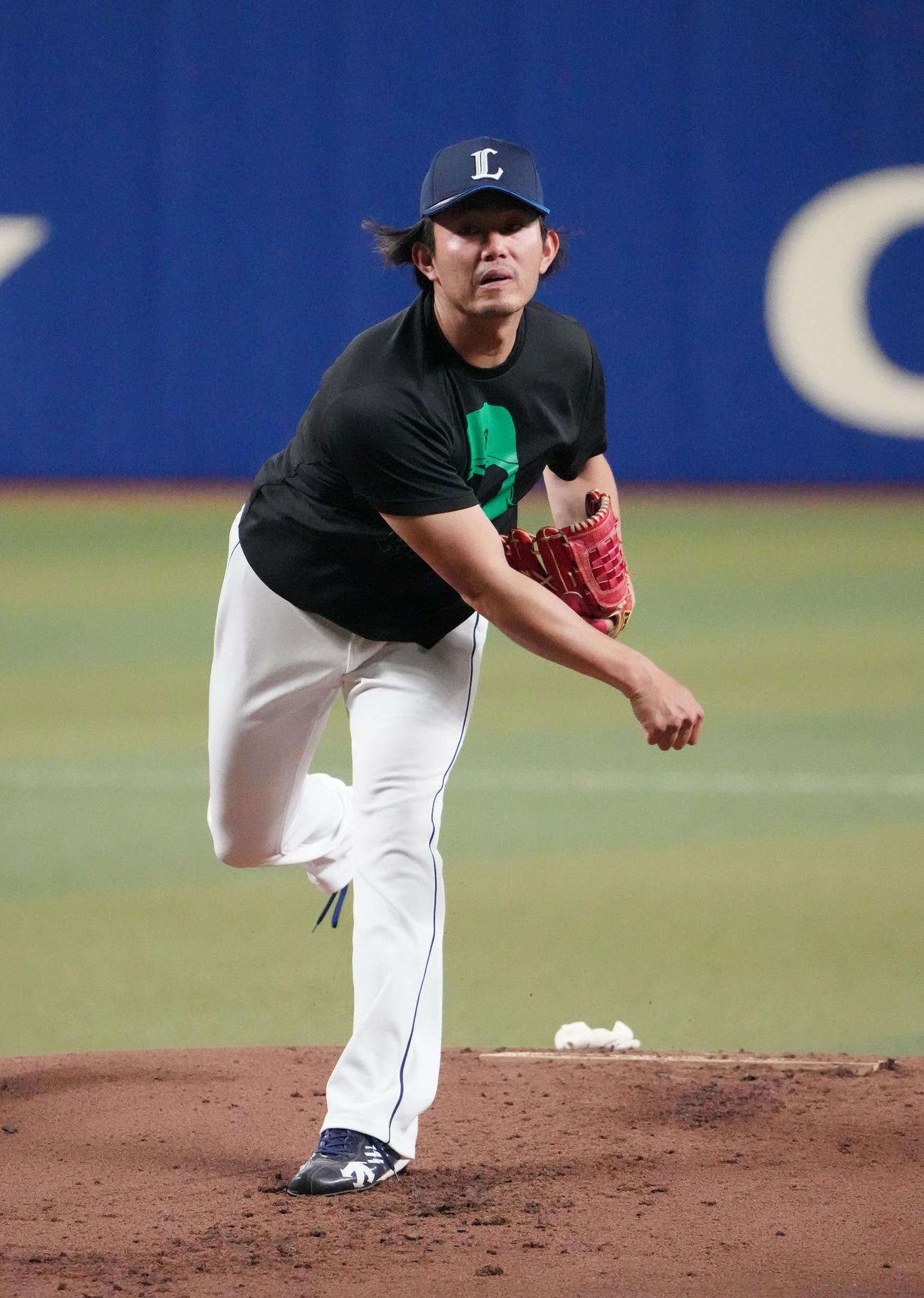 バンテリンドームのマウンドで投球練習をする今井（撮影・森本幸一）