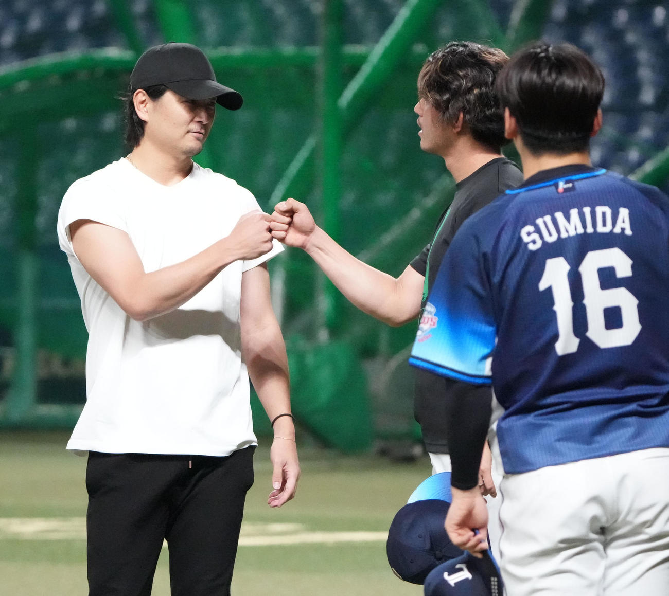 涌井とあいさつを交わす今井（右から2人目）（撮影・森本幸一）