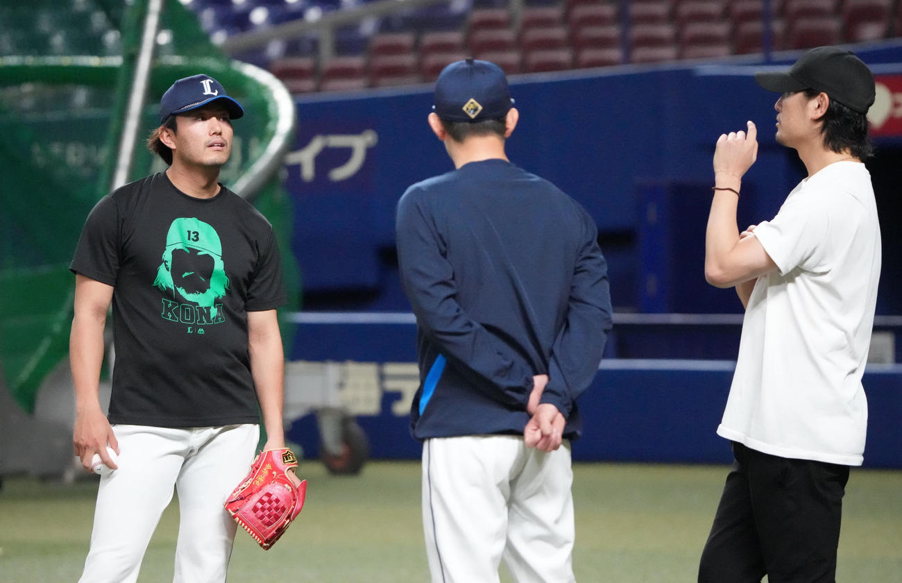 涌井と言葉を交わす今井（左）（撮影・森本幸一）