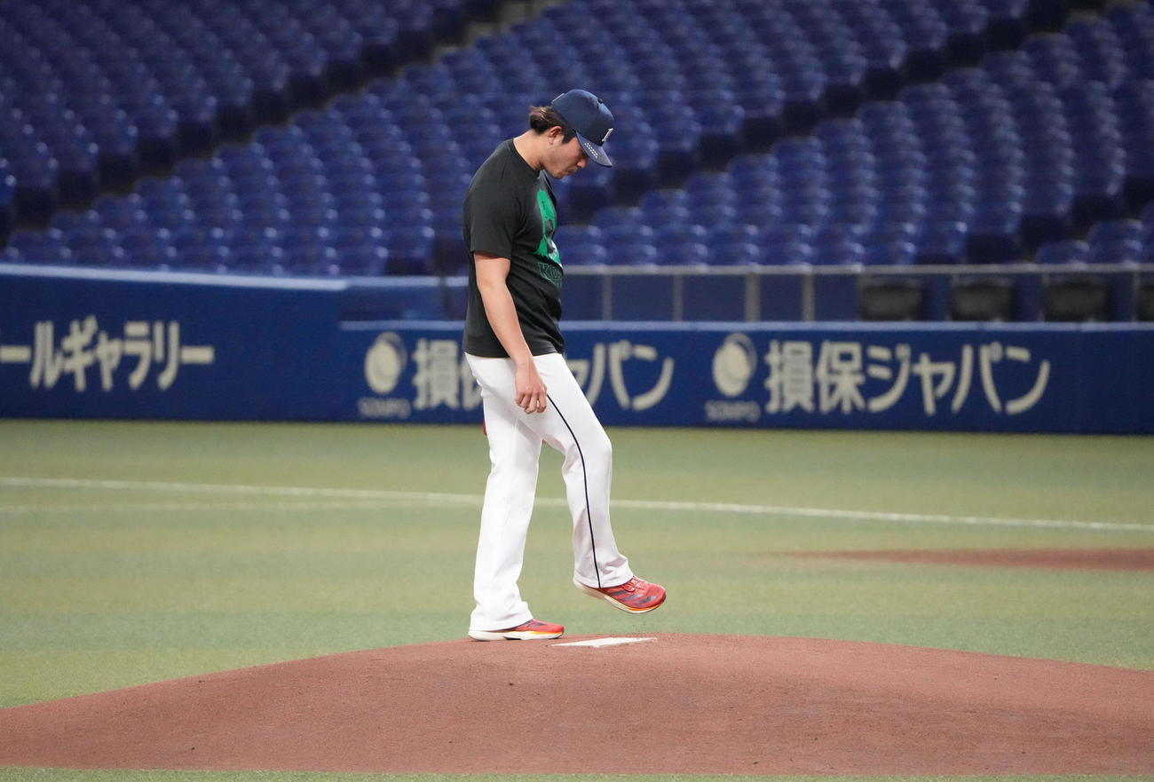 バンテリンドームのマウンドをチェックする今井（撮影・森本幸一）