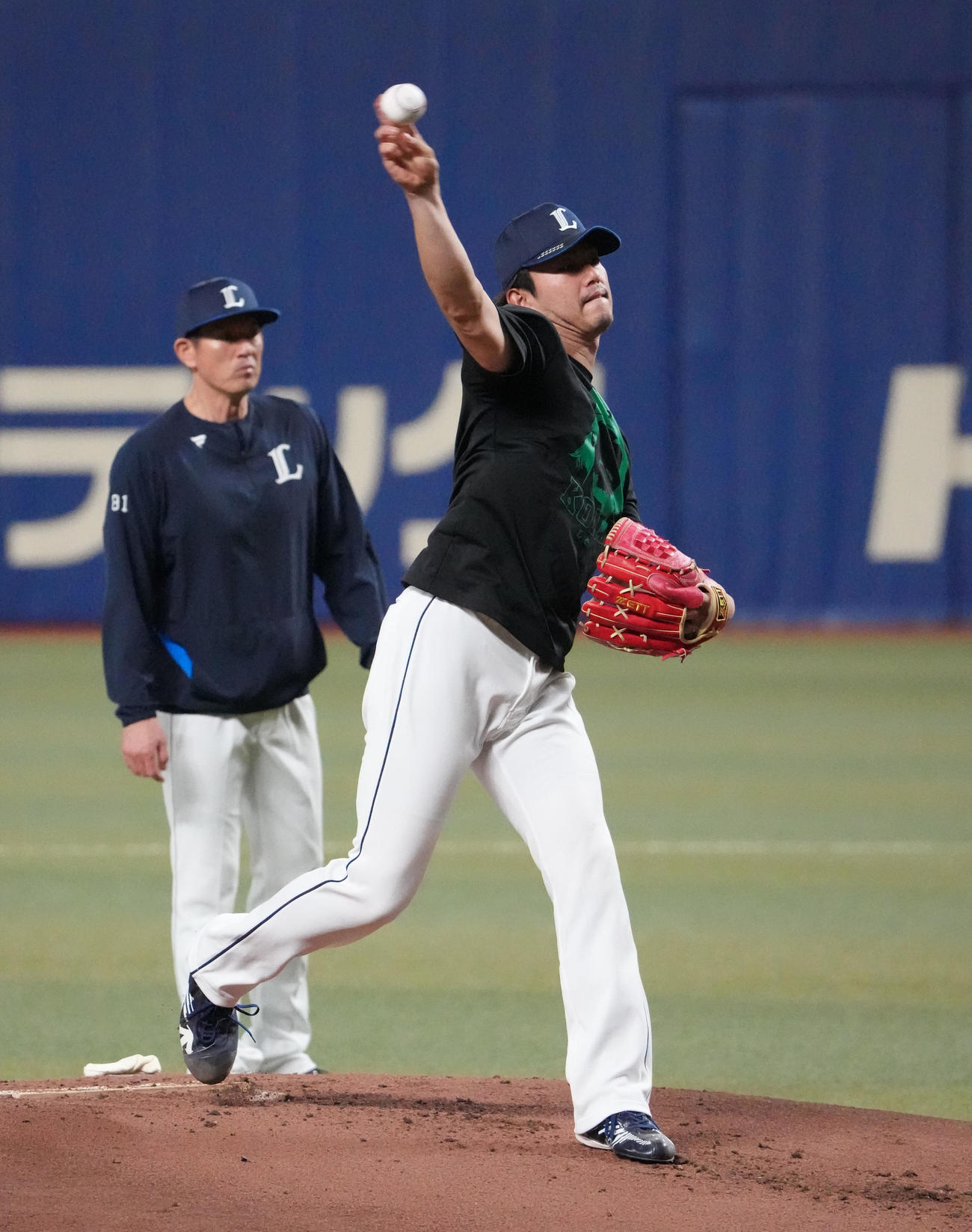 バンテリンドームのマウンドで投球練習をする今井（右）左は豊田投手コーチ（撮影・森本幸一）