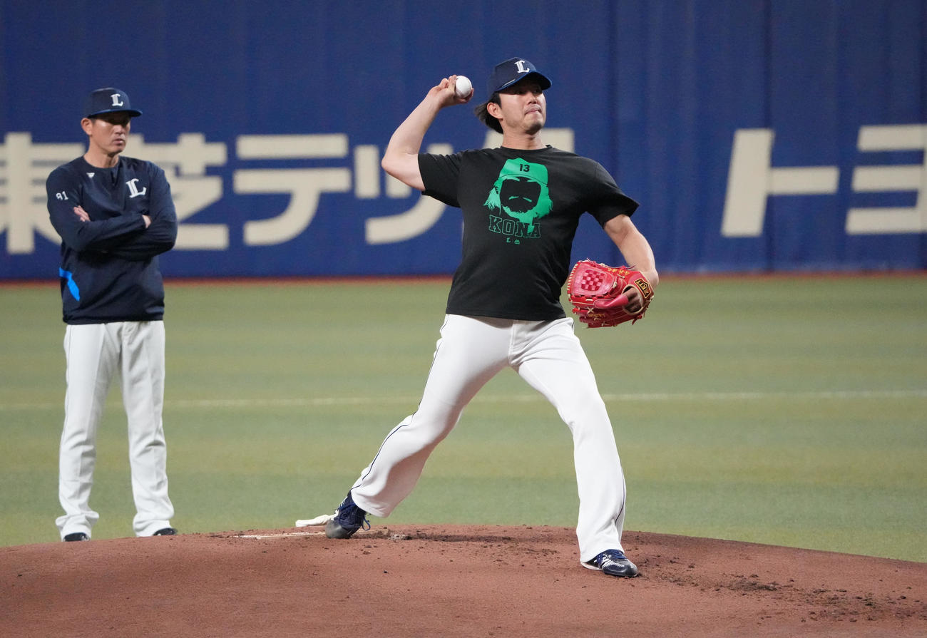 バンテリンドームのマウンドで投球練習をする今井（右）左は豊田投手コーチ（撮影・森本幸一）