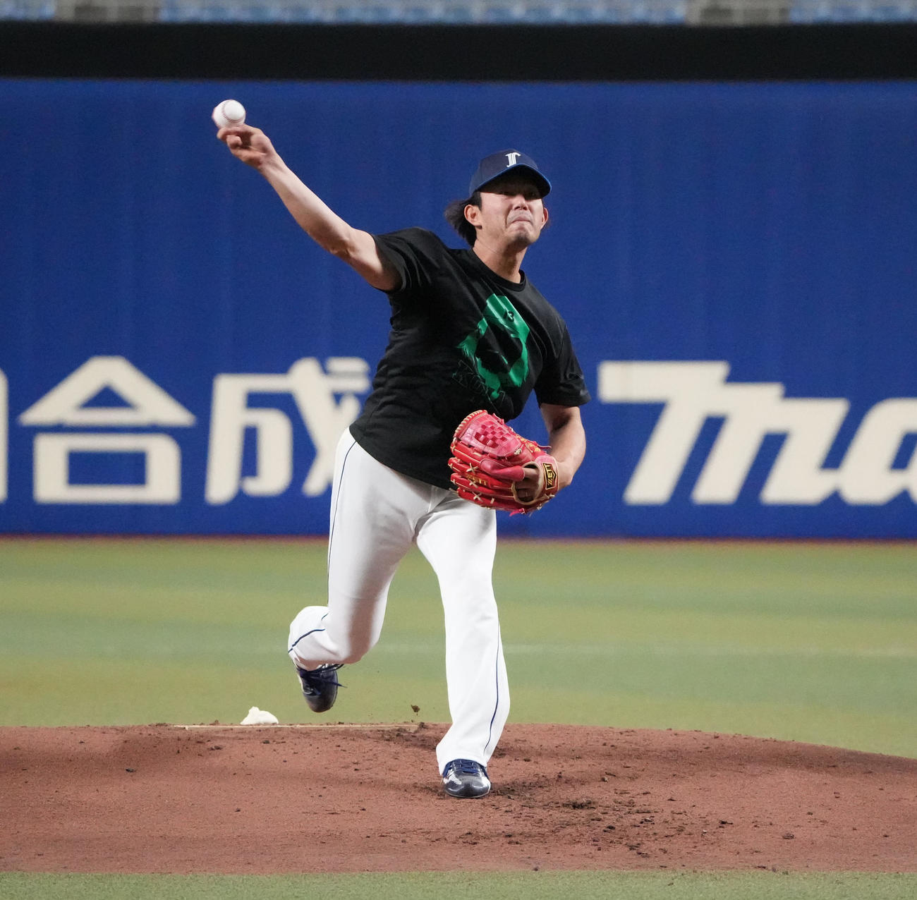 バンテリンドームのマウンドで投球練習をする西武今井（撮影・森本幸一）